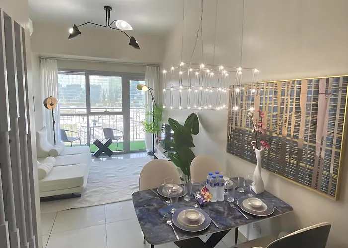 Luxurious Modern Cozy Bayview Poolview Cityview 1 2 3 Bedrooms Near Airports Okada Solaire Moa *