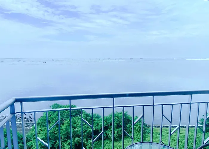 Luxurious Modern Cozy Bayview Poolview Cityview 1 2 3 Bedrooms Near Airports Okada Solaire Moa Apartment